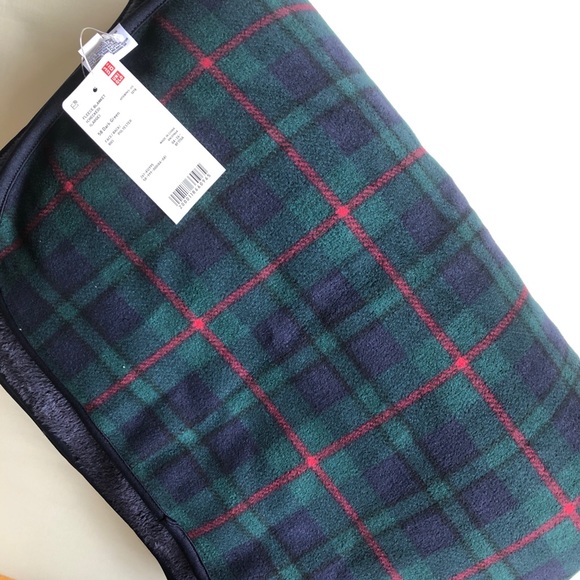 Uniqlo Bedding Hpnwtuniqlo 63x45 Fleece Dark Green Blanket Poshmark